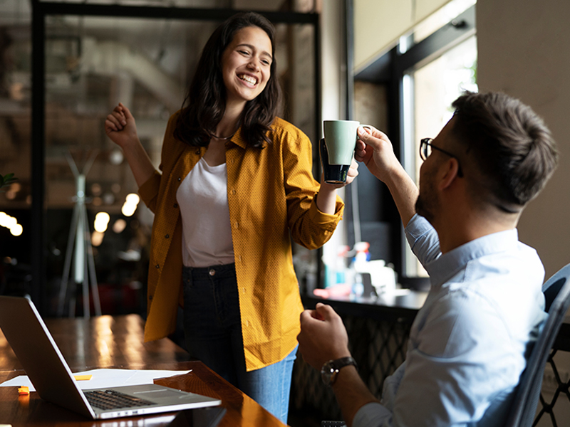 Personen trinken Kaffee im Büro